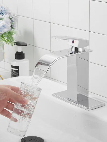 Chrome Gleam: Single-Hole Bathroom Faucet in Polished Chrome